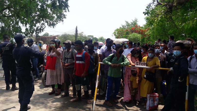 लकडाउन पालना गराउन सुरक्षाकर्मीले रोकेको सवारी साधन तथा पैदल यात्रीहरु मारमा