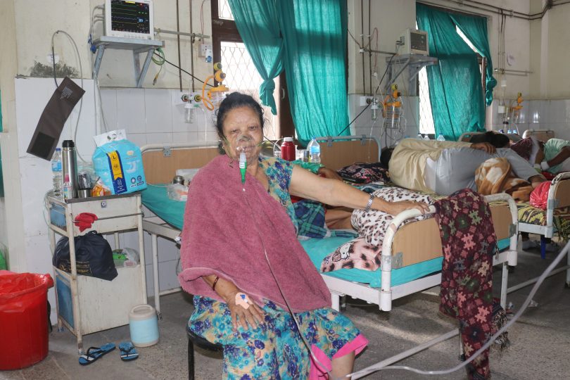 संक्रमित बढ्दा बेड भरियो, अक्सिजन सकियो