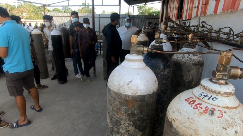 अक्सीजन ग्यास उद्योगमा अक्सीजन लिने नागरिकहरुको भिड