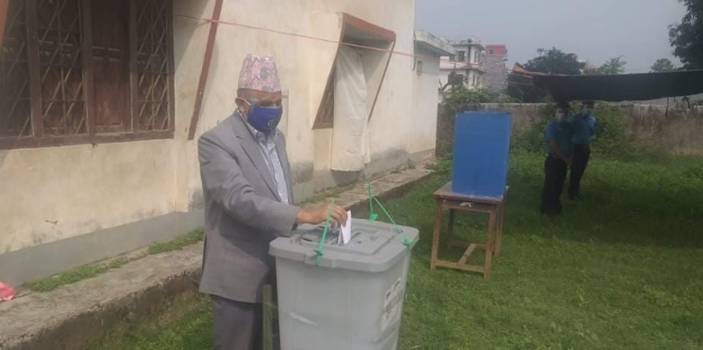 लुम्बिनी प्रदेशमा राष्ट्रिय सभा सदस्य उपनिर्वाचनको मतदान शुरू, मुुख्यमन्त्री पोखरेलले गरे पहिलो मतदान,परिणाम पनी आजै आउने