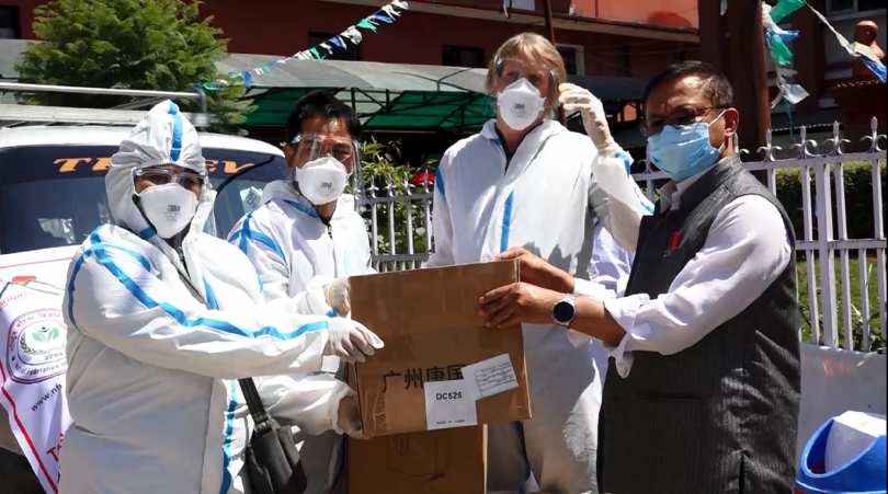टेकु अस्पताललाई दुईवटा अक्सिजन कन्सनट्रेटर हस्तान्तरण