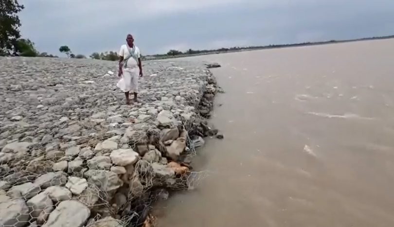 सप्तकोसी नदीको पश्चिमी तटबन्धसंग जोडिएको १५ नम्बर बाँध मर्मतसम्भार गरेको एक साता नबित्दै भत्कियो