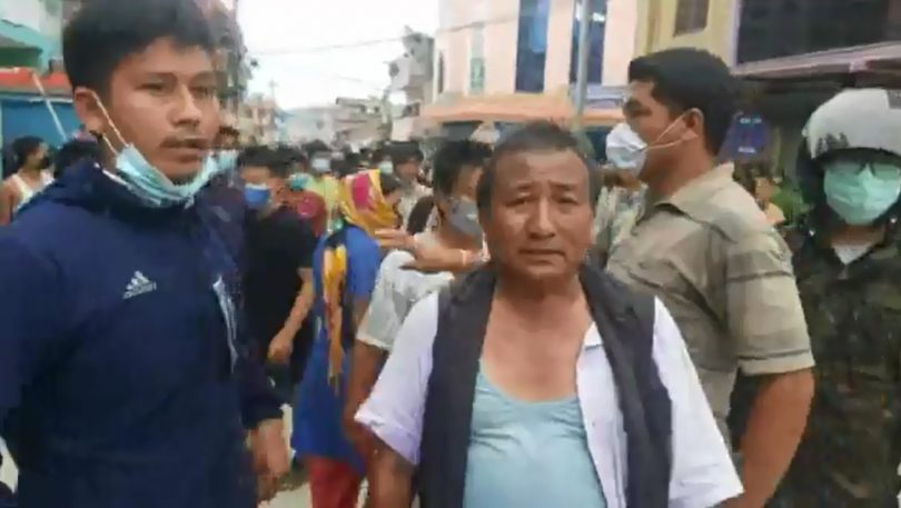 घर भत्काएको विषयमा विवाद हुँदा वडाध्यक्षको घरमा तोडफोड,आगजनीको प्रयास,प्रहरीद्वारा अश्रुग्यास प्रहार