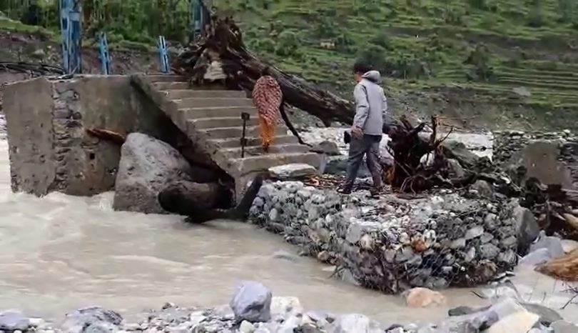 निरन्तरको वर्षाका कारण बाजुराको साँफे–मार्तडी, मार्तडी—कोल्टी लगायत जिल्लाका दर्जनौँ सडक अवरुद्ध