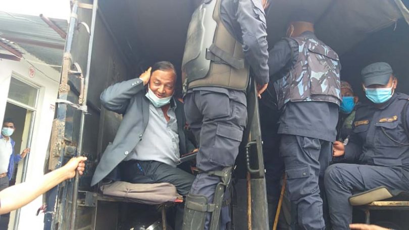 सडक निर्माण अलपत्र पारेको भन्दै सडक विभागमा तालाबन्दी गर्न पुगेका वडा अध्यक्ष पक्राउ