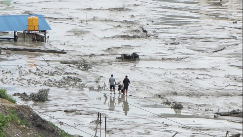 सिन्धुपाल्चोकमा मंगलबार राति आएको बाढी पहिरोमा परी अझै १७ जना सम्पर्कबिहिन