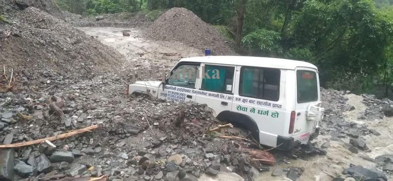 कास्कीको मादी गाउँपालिकामा बिरामी बोकेको एम्बुलेन्समाथि पहिरो खस्दा बिरामीको मृत्यु