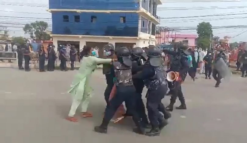 धनगढीमा प्रहरी र स्थानीयबीच झडप, १२ प्रहरी घाइते,५० राउण्ड अश्रु ग्यास प्रहार