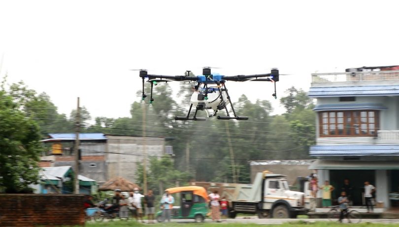 युवाहरुले गरे ड्रोनबाट खेतमा बिषाधी छर्कने बिधिको प्रयोग