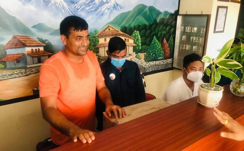 झापामा चोरीभएको कोरोना विरुद्धको खोप सहित स्वास्थ्य शाखाका प्रमुख ओम खड्का पक्राउ