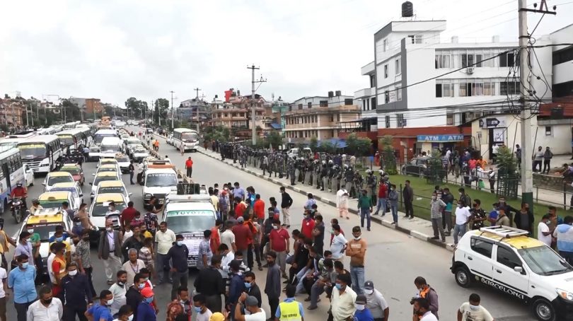 भाडा समायोजन र कोरोनाविरुद्धको खोप माग गर्दै यातायात व्यवसायीले काठमाडौंमा गरे प्रदर्शन