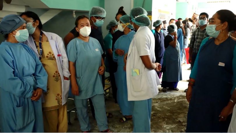 बिभिन्न माग राख्दै आन्दोलनरत वीर अस्पतालका स्वास्थ्यकर्मी र कर्मचारीको प्रदर्शनमा प्रहरीको हस्तक्षेप