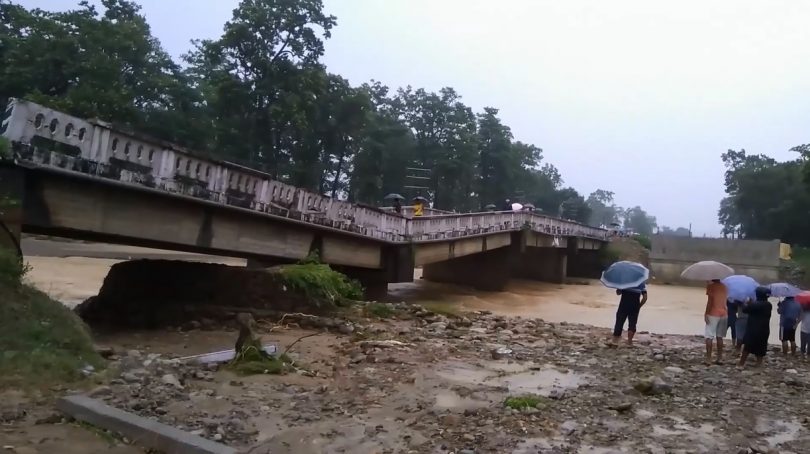 अबिरल वर्षा पछि बुटवल–देवदह सडकखण्डको घोडाहा स्थित पक्की पुल भासियो पूर्व–पश्चिम राजमार्ग अवरुद्ध