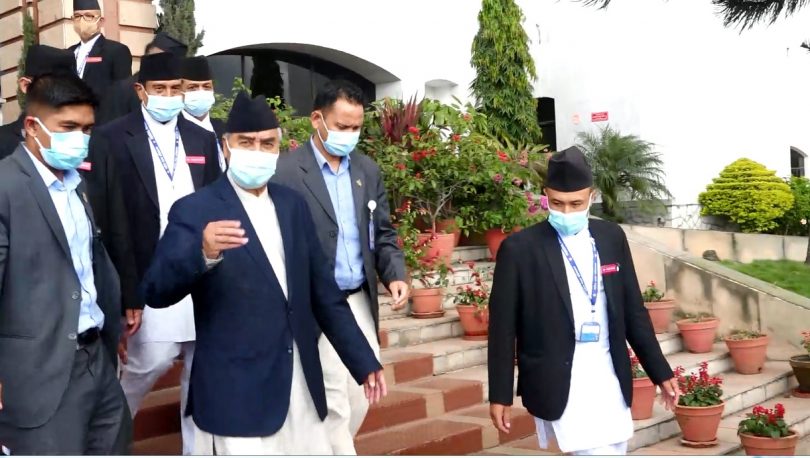 संचारकर्मीको प्रश्न: संदद कहिले सुचारुहुन्छ ? प्रधानमन्धीको जवाफ :ओलीलाई सोध