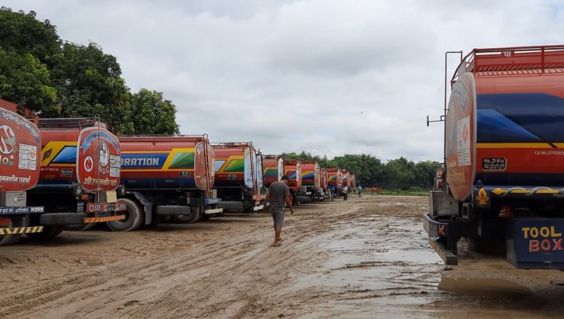 पेट्रालियम पदार्थ बोकेका ट्याङकरलाई जाँचपासको नाममा भारतीय अधिकारीहरुले दिन्छन् अनावश्क दुःख