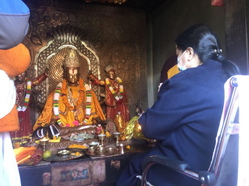 राष्ट्रपति भण्डारीद्वारा मुक्तिनाथ मन्दिरभित्र कुर्सीमा बसेर पूजाअर्चना