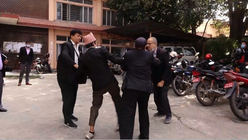 नेपाल बार परिषरभित्रै दुई वकिलबीच हानाहान (भिडिओ)