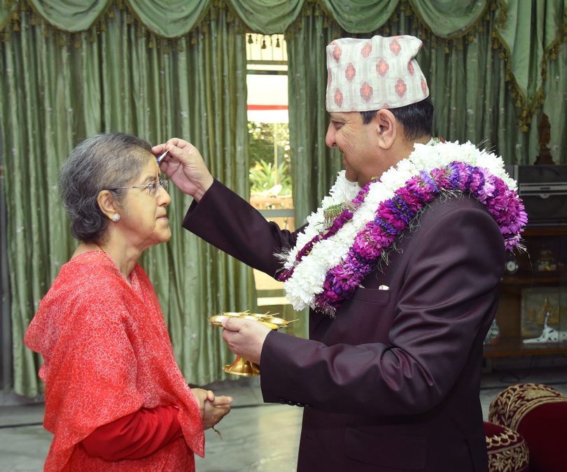 पूर्वराजा ज्ञानेन्द्र शाहले बहिनी शोभा राज्यलक्ष्मी शाहीसँग लगाए टिका