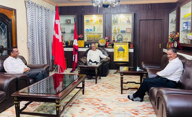 नेकपा माओवादी केन्द्रका अध्यक्ष पुष्पकमल दाहाल र नेकपा महासचिव नेत्रविक्रम चन्दविच भेटवार्ता