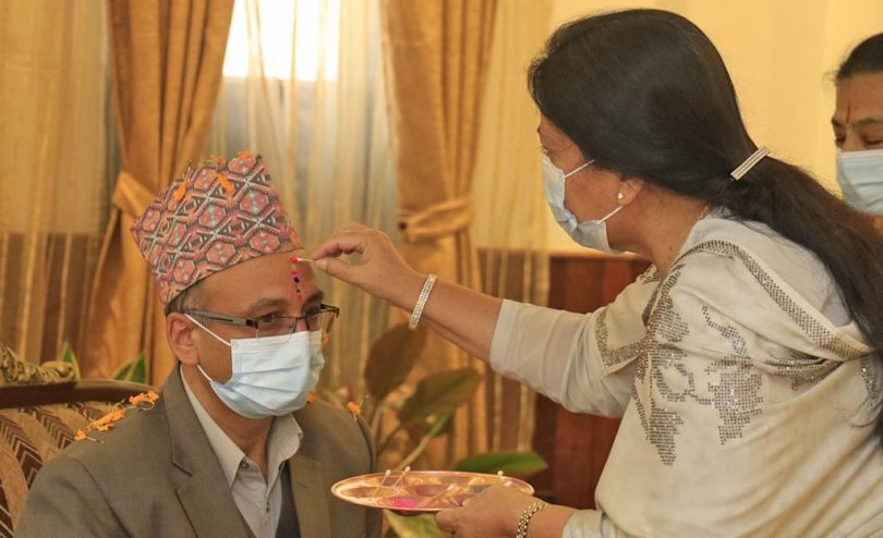 राष्ट्रपति विद्या भण्डारीले भाइ डेगेन्द्र पाण्डेलाई लगार्ईदिइन  टिका (भिडियो सहित)