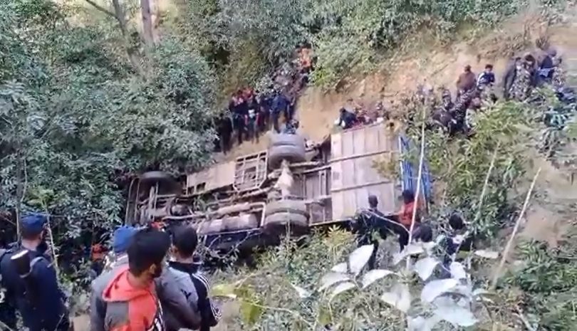 मंगलसेनबाट धनगढी जाँदै गरेको बस कैलासखोलामा दुर्घटना २ जनाको मृत्यु,२५ जना घाईते