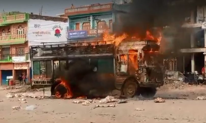 कैलालीको लम्कीमा ट्रकले ठक्कर दिदा एक महिलाको मृत्यु,स्थानीयद्वारा ट्रकमा आगजनी,प्रहरीद्वारा १३ राउण्ड हवाई फायर