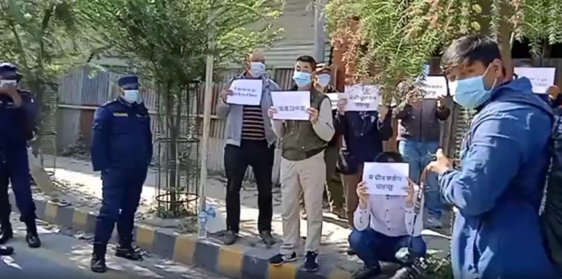 देश फर्कन पाउनुपर्ने भन्दै चिनियाँ नागरिकले गर चिनियाँ दूतावासको भिसा सेन्टर अगाडि प्रदर्शन