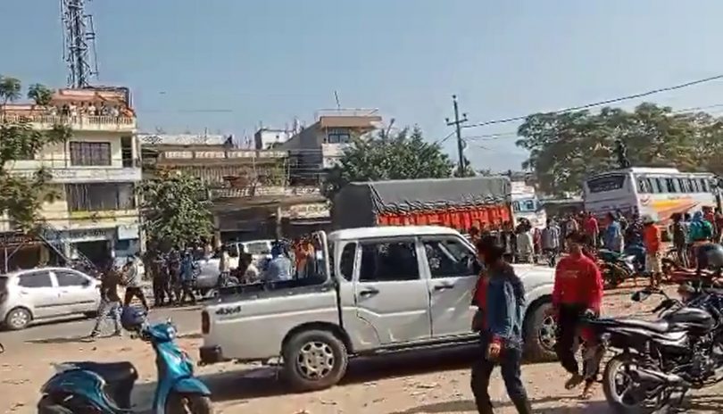 चक्कु प्रहारबाट ज्यान गएका भुपेन्द्र बडुवालका आफन्तद्वारा पूर्वपश्चिम राजमार्ग अवरुद्ध