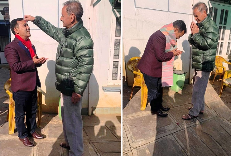 चर्चामा विश्वप्रकाशले आशिर्वाद लिदैगरेको तस्विर