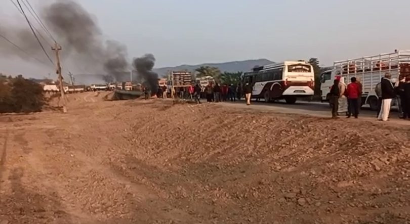 किसानलाई पक्राउ गरेको विरोधमा जनमत पार्टीका कार्यकर्ताद्वारा दर्जनौ गाडीमा तोडफोड