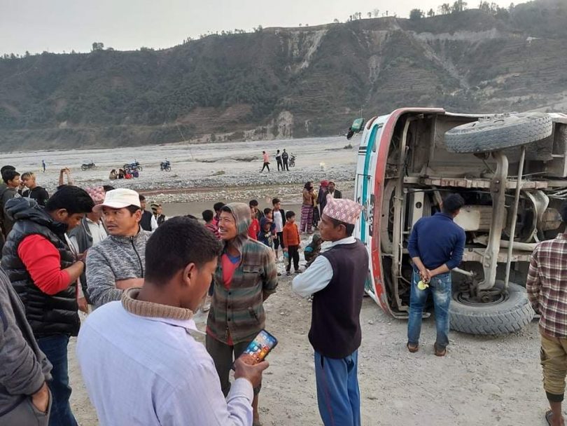 सिन्धुपाल्चोकको इन्द्रावती नदीको वगरमा बस दुर्घटना