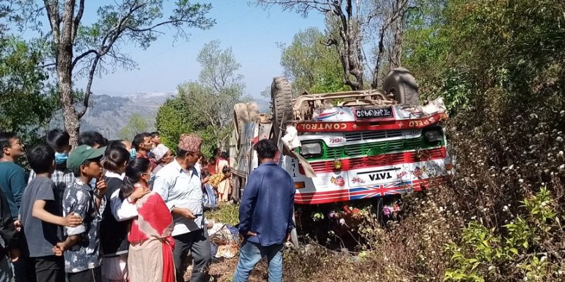 प्युठानबाट दाङको घोराही आउँदै गरेको बस माण्डवी गाउँपालिका–२ नजिकै दुर्घटना