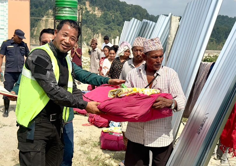 इलामका बाढी तथा पहिरो पिडितलाई क्वीक रेसक्यु टिम नेपालद्वारा राहत वितरण