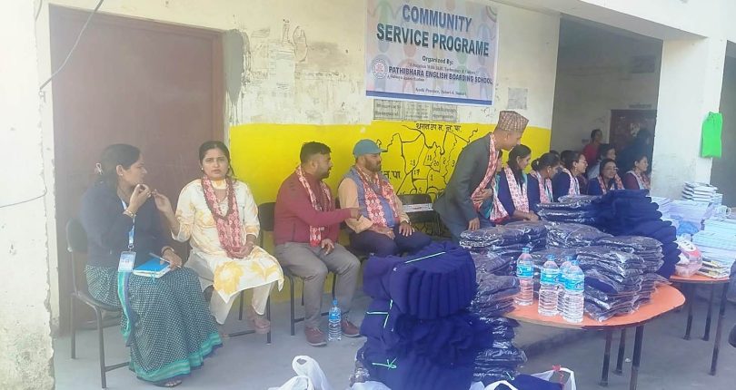 सामुदायिक सेवामा पाथीभरा स्कूल: मोनमोहनका विद्यार्थीलाई न्यानो कपडा र स्टेशनरी सहयोग