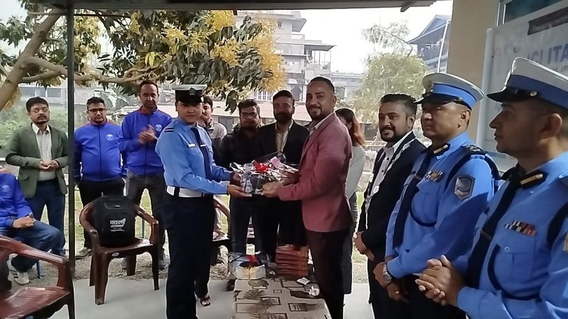 इटहरीमा महिला ट्राफिक प्रहरीलाई सम्मान तथा सामग्री सहयोग