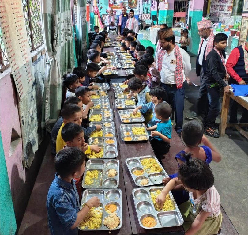 अहमदिया संघको मानव सेवा,आश्रमका बालबालिकासँग सामूहिक भोजन