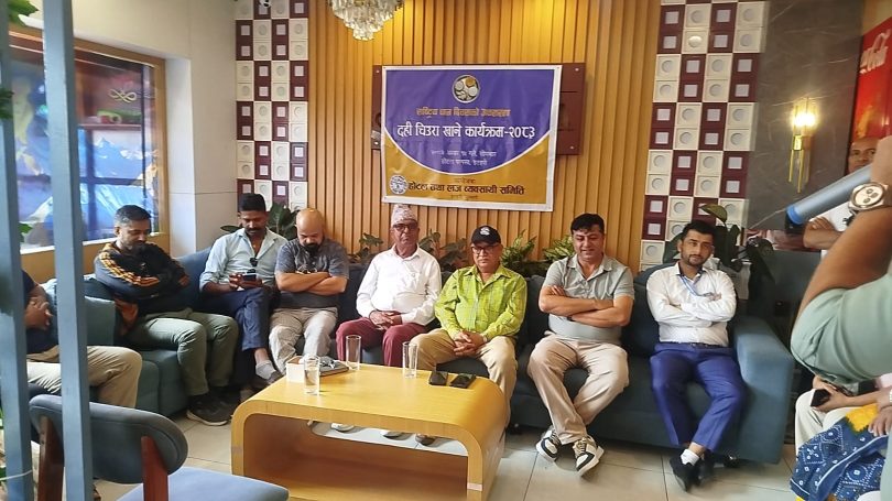 राष्ट्रिय धान दिवसमा होटल तथा लज व्यवसायी समिति इटहरीद्वारा दही–चिउरा खुवाउँदै कृषिप्रति सम्मान